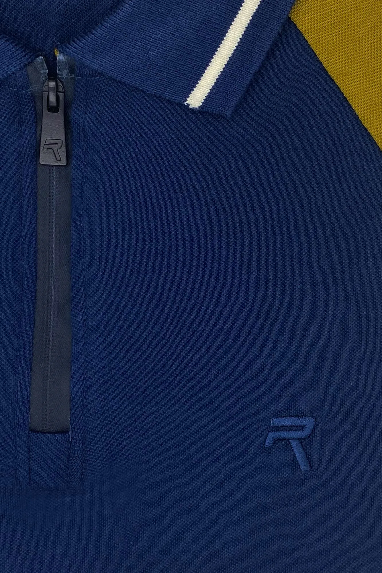 Polo con zip e maniche raglan
